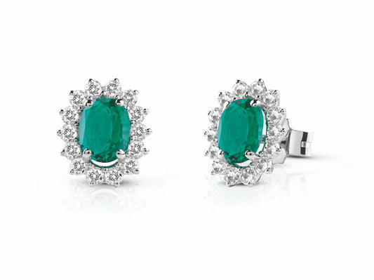 Orecchini con centrale ovale di smeraldi naturali e contorno di diamanti una griffe
