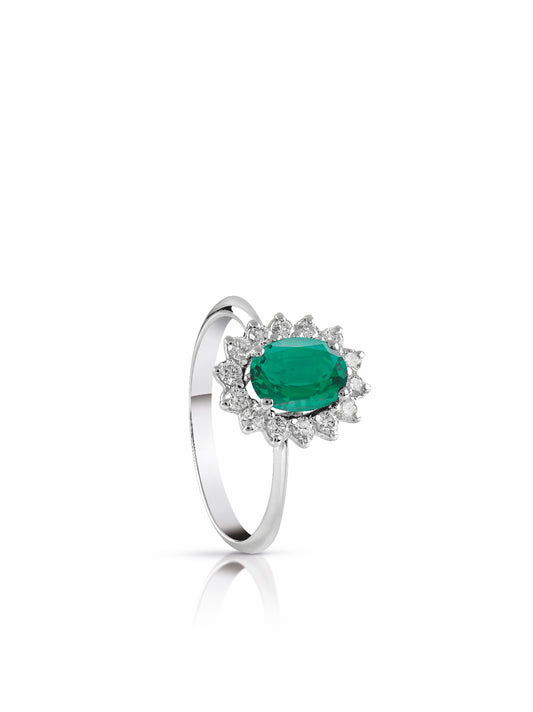 Anello centrale ovale con smeraldo di sintesi e contorno di diamanti una griffe